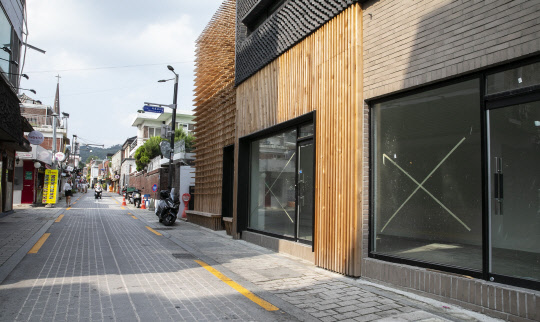 외국인 '블로거들의 순례지'로 불리던 서울 북촌. 지난 20일 디지털타임스 연중캠페인 '풀뿌리상권 살려내자' 자문위원과 취재진이 찾은 북촌은 한집 건너 '임대문의'와 '할인' 팻말들로 사람들의 발길이 끊겨 썰렁한 모습을 보였다. 이슬기기자 9904sul@